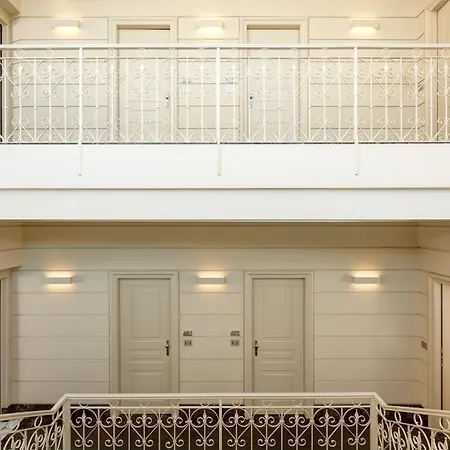 酒店 The First Arte - Preferred & 5*